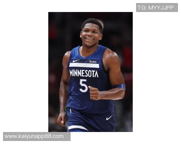 爱德华兹首节火力全开半场高效得分21分助球队争胜