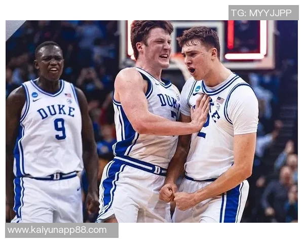 弗拉格重返杜克大学观看NCAA比赛马卢阿奇与普罗克特现场为母校加油助威